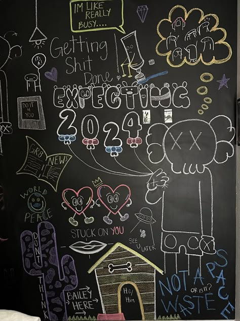 Chalk Writing Ideas, Blackboard Wall Bedroom, White Board Wall Ideas, Chalk Wall Drawings, Wall Chalkboard Ideas, Chalk Wall Bedroom, Chalkboard Bedroom, Gym Chalkboard, Chalkboard Room