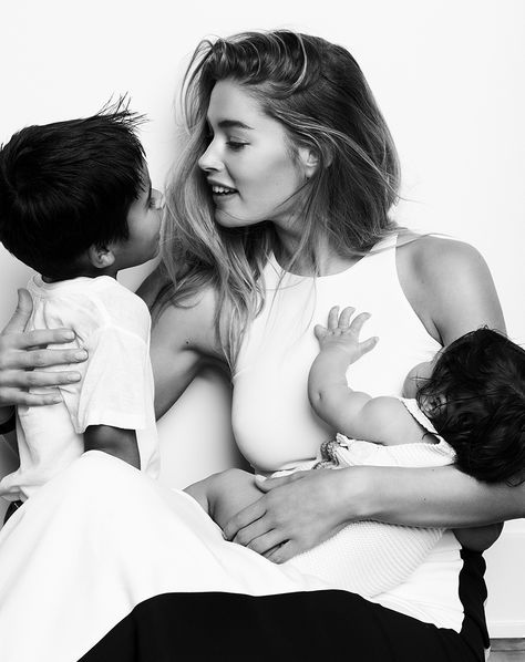 Doutzen Kroes with her children Phyllon and Mylena Moms Goals, Doutzen Kroes, Modern Mom, Shooting Photo, Family Goals, Jazz Music, Mother And Child, Mothers Love, Future Kids