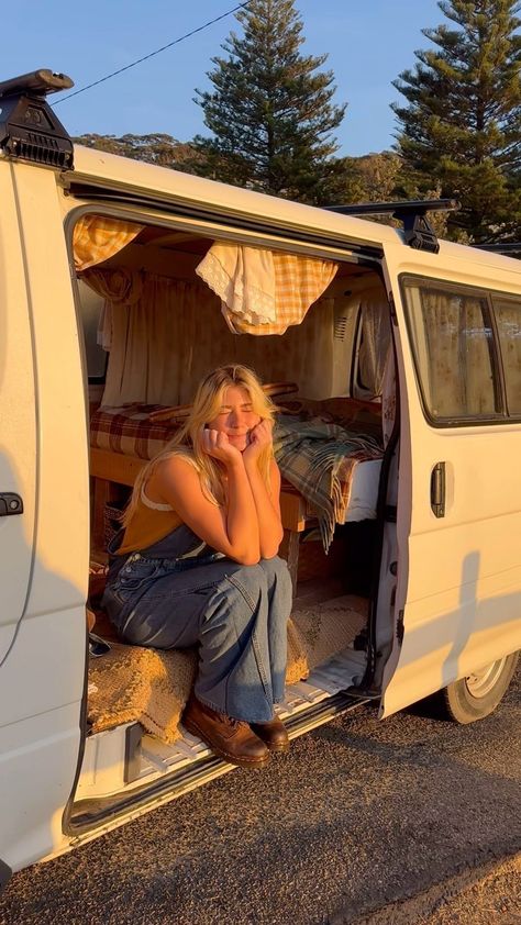 Travelling In A Van, Van Road Trip Aesthetic, Dream Life Pictures, Van Astethic, Travel Aesthetic Van, Aesthetic Van Interior, Can Life Aesthetic, Van Life Clothes, Living In A Van Aesthetic