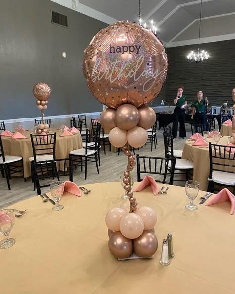 Engagement Table Centerpieces, Balloon Table Decor, Quince Decorations Ideas, Table Balloons, Engagement Party Centerpieces, Balloon Centrepiece, Wine Glass Centerpieces, Reunion Centerpieces, Balloon Table Centerpieces