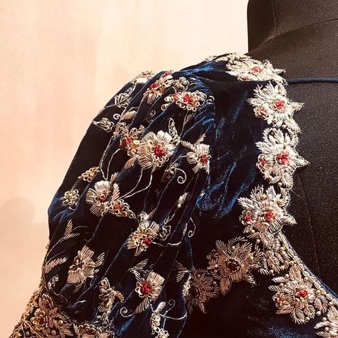 BlouseHousebyMahithaPrasad on Instagram: "Discover majestic grandeur with unparalleled regal charm in this Navy Blue Velvet Blouse from our Evident Doses of Handcraft collection. Velvet fabric, which is a true testament to power and wealth, gives the blouse unmatched comfort. It flaunts Cutedge Floral Embroidery on the shoulders and neckline. Floral Creepers bedeck the puffed sleeves, complemented by Check-Patterned Embroidery on the sleeve border. Starting at INR 10,000 only, these luxuriou Navy Blue Velvet Blouse, Blue Velvet Blouse, Velvet Blouse, Navy Blue Velvet, Saree Blouses, Velvet Blouses, Maggam Work, Fashion Blouse Design, Fashion Blouse