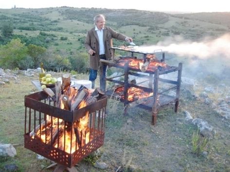 Dutch Oven Table, Bbq Inspiration, Meat Business, Portable Oven, Wood Fired Cooking, Brick Bbq, Open Fire Cooking, Wood Charcoal, Grill Oven