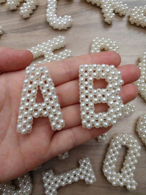 Hand Beaded Bag, Pearl Letters, Patch Embroidery, Diy Bags Patterns, Pearl Bag, Handmade Jewelry Tutorials, Beaded Crafts, Bead Work Jewelry, Embroidered Applique