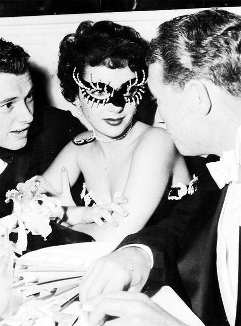 Elizabeth Taylor Black And White Masquerade, Haunted Hollywood, White Masquerade, Bridgerton Vibes, Masquerade Ball Party, Masquerade Wedding, Masked Ball, Truman Capote, Chic Halloween