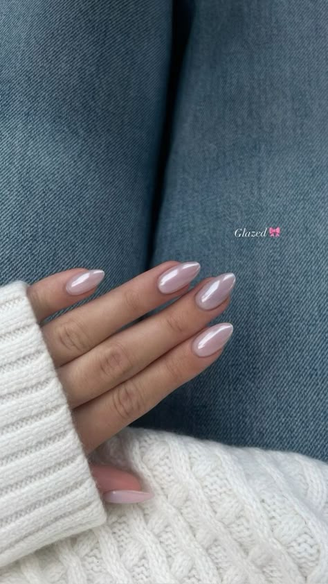 Clean Oval Nails, Clean Girl Nails With Design, Neutral Nails For Photoshoot, Pearl Chrome Almond Nails, Pearl Like Nails, Short Round Pearl Nails, Nail Ideas Bubble Bath, Pinkish Chrome Nails, Subtle Nails Almond