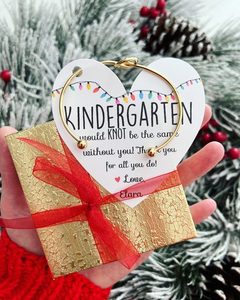 Parent Helper Gifts From Teacher, Teacher Christmas Cards From Kids, Teacher Gift Box Ideas, Cricut Christmas Gifts For Teachers, Cute Teacher Christmas Gifts, Teacher Present Ideas, Teacher Coworker Gifts Christmas, Teachers Christmas Gifts Ideas, Best Teacher Christmas Gifts