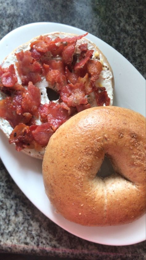 Bacon Cream Cheese Bagel, Tim Hortons Bagel, Cream Cheese Bagel Ideas, Bagel Fillings Ideas, Bagels Toppings, Bagel Fillings, Garlic Herb Cream Cheese, Bagel And Cream Cheese, Bagel Ideas