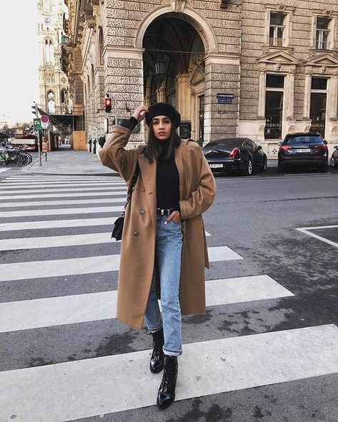 Sonia (@soniaheartsfashion) • Instagram photos and videos Baret Outfit, Beige Coat Outfit, Winter Coat Outfits, Mode Shoes, Jeans Street Style, Beige Coat, City Outfits, Looks Street Style, Autumn Outfits