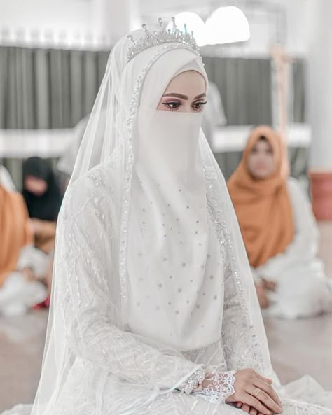 Muslim Wedding Dress Hijab Bride, Niqabi Bride, Muslim Wedding Hijab, Wedding Hijab Styles, Hijabi Wedding, Bridal Hijab Styles, Muslim Wedding Gown, Baju Kahwin, Hijabi Brides