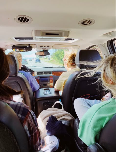 Family Car Aesthetic, Car Trip With Friends, Family Roadtrip Aesthetic, Friends In A Car, Family Car Trip Aesthetic, Car Trip Aesthetic, Family Road Trip Aesthetic, Friends In Car, Roadtrip With Friends