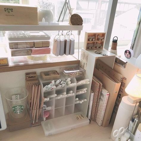 Desk Organisation, Study Desk Decor, Cool Dorm Rooms, Desk Inspiration, Desk Inspo, Bedroom Desk, Study Room Decor, Trendy Bedroom, Aesthetic Rooms