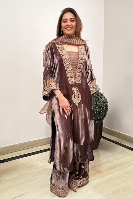 Velvet Outfits For Women, Kashmiri Kurta, Velvet Pakistani Dress, Velvet Suit Design, Velvet Kurta, Kashmiri Embroidery, Winter Suits, Velvet Dress Designs, Kurta Pant Set