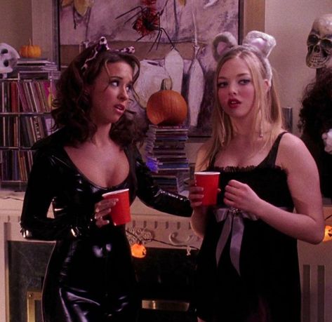 Bff Duos Characters, Blonde And Brunette Characters, Iconic Girl Duos, Best Friend Halloween Costumes Aesthetic, Iconic Duos Best Friends, Iconic Duos Aesthetic, Iconic Blonde And Brunette Duo, Blonde And Brunette Iconic Duos, Iconic Best Friend Duos