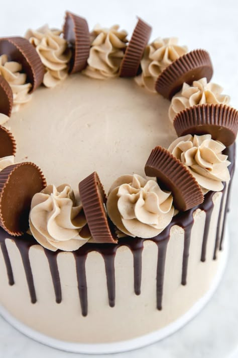 Reece Cup Birthday Cake, Chocolate Pb Cake Birthday, Good Birthday Cake Ideas, Birthday Cake Reeses, Peanut Butter Birthday Cake Ideas, Chocolate Cake With Peanut Butter Cups, Chocolate Candy Cake Decoration, Peanut Butter Cake Design, Peanut Butter Cake Decorating Ideas