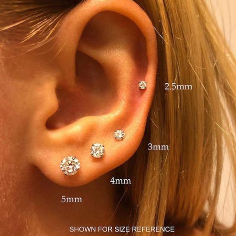 Ušný Piercing, 3 Ear Piercings, Multiple Piercings Earrings, Ear Piercing Studs, Gold Basket, Cool Ear Piercings, Pretty Ear Piercings, Silver Chandelier Earrings, Cute Ear Piercings