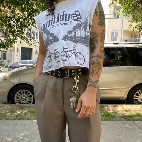 Grunge Lesbian Style, Stylish Masc Lesbian Outfits, Tomboy Chic Summer Outfits, Masc Lesbian Country Outfits, Feme Masc Outfits, Pretty Masc Outfits, Masc Lesbian Cowboy Outfit, Masc Lesbian Outfits Cargo Pants, Plus Masc Fashion