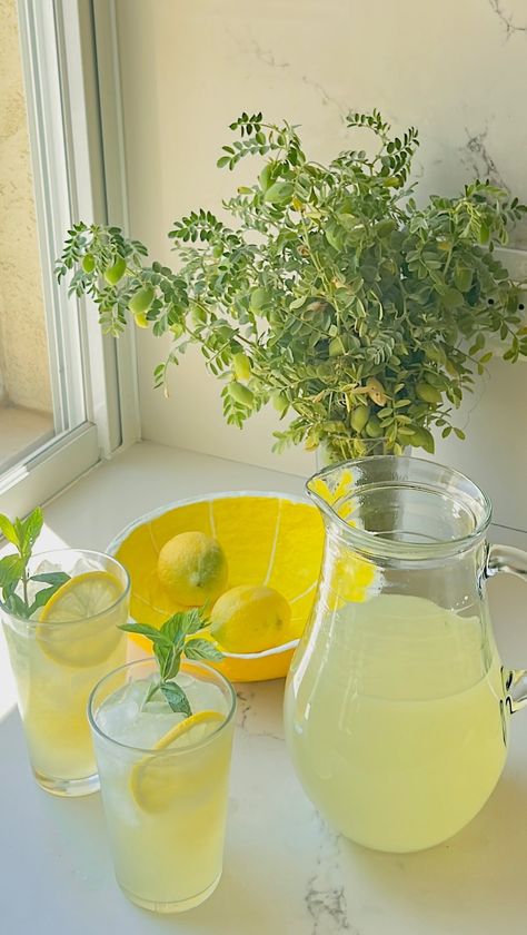 Lemonade Pitcher, Lemon Bowl, Make Simple Syrup, Lemon Lemonade, Fresh Drinks, Lemonade Recipe, Fresh Lemonade, Lemon Slices, Homemade Lemonade