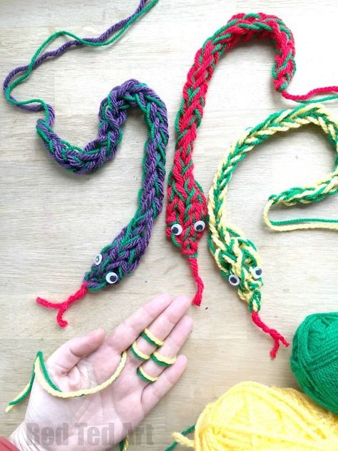 Finger Knitting Snakes - these snakes are so cool and fun to make. Learn about finger knitting with two colours of yarn, as well as our new technique of "increasing" and "decreasing" a stitch. So fun and easy!! Finger Knitting Projects, Diy Sy, Yarn Craft, Crafts Easy, Finger Knitting, Knitting Instructions, Yarn Knitting, Camping Crafts, Childrens Crafts