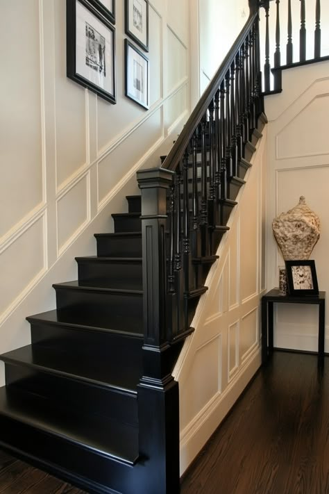 13 Chic Ideas for White Walls with Black Trim - DreamyHomeStyle Black Stair Banister Ideas, Black Painted Railing Stairways, Painted Staircase With Runner, Black Banister White Spindles, Black Stairs Painted, Stairwells Ideas, Black Staircase Ideas, Stair Molding Trim, Black And Wood Staircase