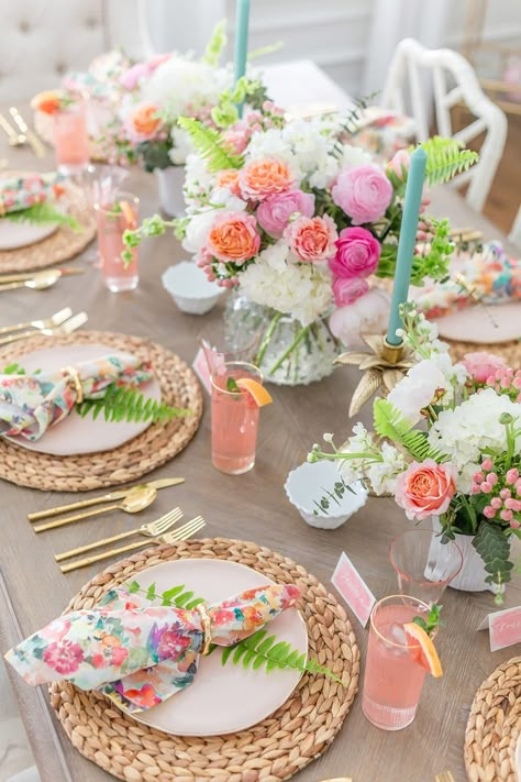 Spring Table Settings, Wedding Flip Flops, Tafel Decor, Easter Table Settings, Beautiful Table Settings, Summer Tables, Pretty Tables, Easter Decorations Outdoor, Spring Party