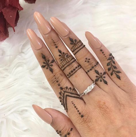 Henna Finger Tattoo, Henna Motive, Hanna Tattoo, Simple Henna Designs Hand, Cool Henna Designs, Small Henna Tattoos, Small Henna Designs, Tattoo Designs Henna, Henne Tattoo