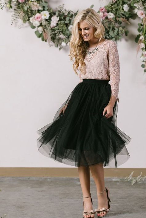 a black tulle skirt, a dusty pink lace top with sleeves, a statement necklace and nude heels Christmas Outfit Ideas For Teenagers, Black Tulle Skirt Outfit, Classy Christmas Dresses, Tulle Skirt Outfit, Black Tulle Skirt, Tulle Skirts Outfit, Forever 21 Outfits, Wedding Guest Outfit Winter, Gonna In Tulle