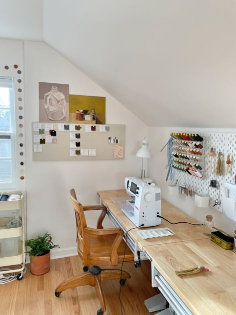 Sewing Office Ideas, Sewing Home Studio, Office And Hobby Room, Sewing Studio Aesthetic, Craft Space In Bedroom, Attic Atelier, Sewing Set Up, Sewing Room Aesthetic, Sewing Desk Ideas