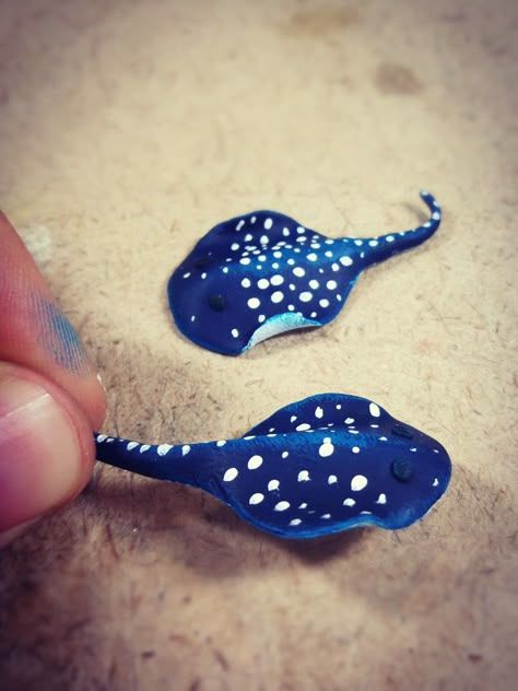 I amde these mini clay stingrays for a resin ocean project the other day. They turned out quite nice. See the linked video tutorial for step-by-step instructions. Polymer Clay Sea Animal, Pinch Pot Sea Creatures, Mini Animal Clay Sculpture, Miniature Clay Animals, Clay Stingray Tutorial, Air Dry Clay Stingray, Sea Animal Clay Sculpture, Polymer Clay Ocean Animals, Stingray Clay Sculpture