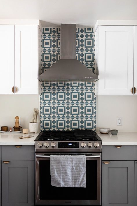 Accent Tile Above Range, Oven Backsplash Ideas, Tile Behind Stove, Gray Kitchen Cabinet Ideas, Stove Backsplash Ideas, Statement Backsplash, Distressed Kitchen Cabinets, Kitchen Renos, Cabinets With Crown Molding