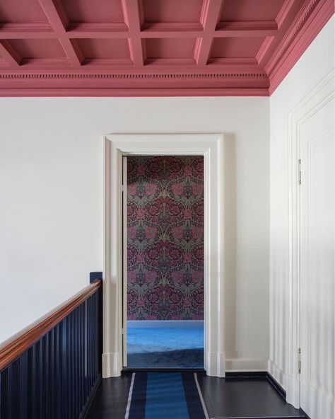 Line Klein on Instagram: “This color combination is beautiful, and through the door you see beautiful William Morris wallpaper. Design by @nadiaoliveschnack shot…” Painted Ceiling Beams, Basement Color, Red Ceiling, Painted Staircases, Accent Ceiling, Ceiling Details, 70s House, Morris Wallpapers, Striped Room