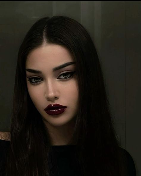 Isabelle Rose, Maquillage Goth, Vampy Makeup, Feminine Makeup, Dark Makeup Looks, Vampire Makeup, Dark Feminine Energy, Witch Makeup, Makeup Guide