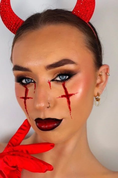 It’s a spooky season indeed. All the devils are out. If you’re a minimalist looking to wear devil makeup this Halloween, we strongly recommend this classy and easy makeup look.//photocredit: @emmafarrellmakeup Devil Makeup Women Halloween, Simple Devil Halloween Makeup, Halloween Makeup Devil Easy, Cute Devil Makeup Halloween Easy, Women’s Devil Makeup, Easy Halloween Makeup Devil, Devil Costume Makeup Easy, She Devil Makeup Halloween, Easy Devil Makeup Halloween