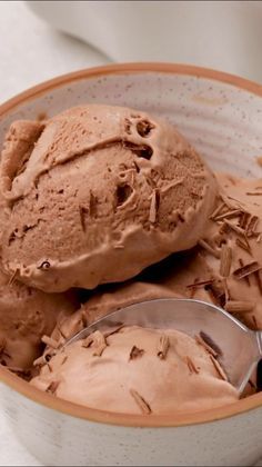 No-Churn Chocolate Ice Cream is the perfect dessert for chocolate lovers! Using simple ingredients, you can whip it up in 5 minutes, then freeze it overnight. It is truly ice cream perfection! #icecream #recipe | ice cream recipes | chocolate dessert | chocolate recipe | summer dessert | no bake dessert | no churn ice cream No Churn Chocolate Ice Cream, Ice Cream Videos, Best Homemade Ice Cream, Chocolate Ice Cream Recipe, Easy Ice Cream Recipe, Easy Coffee Recipes, Easy Ice Cream, Homemade Ice Cream Recipes, Sorbet Recipes