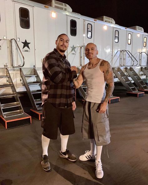 Cesar A. Garcia auf Instagram: „G'morning #Instafam 🙌🏽 I just want to wish you all a firme Friday!💪🏽 Here's a #OnSet #BehindTheScenes #Flashback of me & the homie #BigSpooky…“ Chicano Clothing, Oscar Diaz, Gangster Style, On My Block, Estilo Cholo, Cholo Style, Chicana Style, Latino Men, Chicano Style