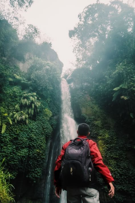 Mountain Photo Ideas, Backpacking Aesthetic, Trekking Photography, Jungle Photography, Travel Pose, Waterfall Pictures, Waterfall Photo, Perspective Photography, Hiking Photography