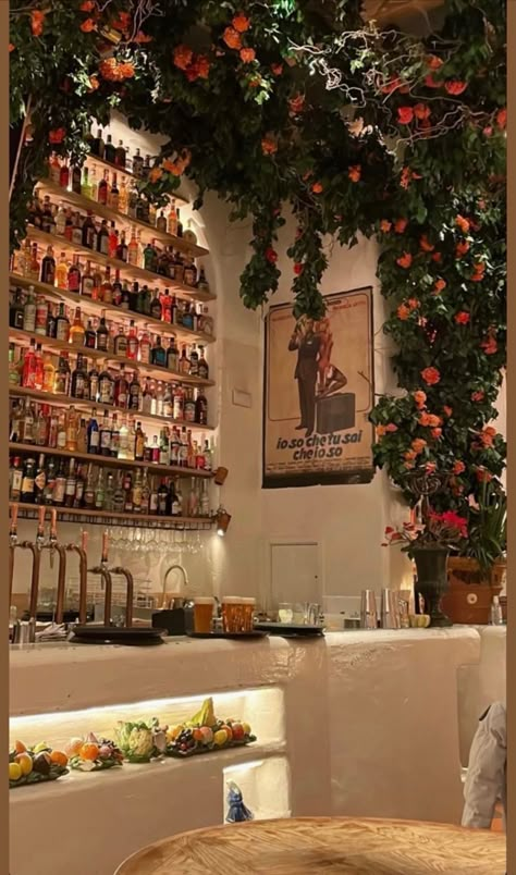 Luxury Italian Restaurant, Italian Restaurant Interior Design, Italian Restaurant Interior, Italian Restaurant Decor, Luxury Restaurant Interior, Eclectic Restaurant, Restaurant Italian, Italian Bistro, Themed Restaurant