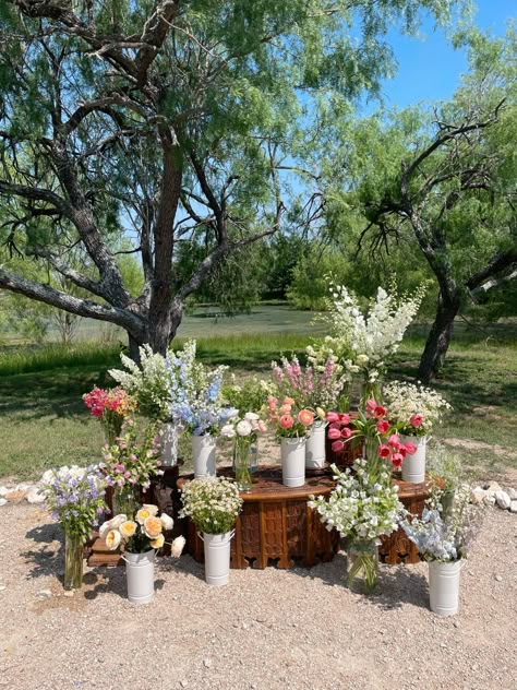 Wedding Flower Buckets, Flower Station Wedding, Wedding Planters Outdoor, Buckets Of Flowers, Wedding Flower Bar, Flower Bar Set Up, Flower Bar Display, Diy Flower Display, Flower Bar Wedding