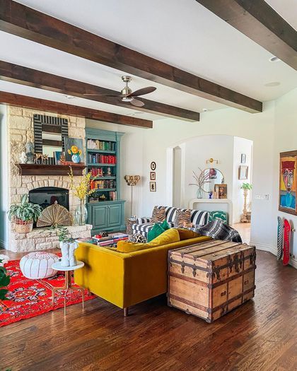 Moody Spaces, Pastel Interiors, Colorful Rooms, Dopamine Decor, Bright Rooms, Colourful Living Room, Eclectic Living Room, Spanish Revival, Maximalist Decor