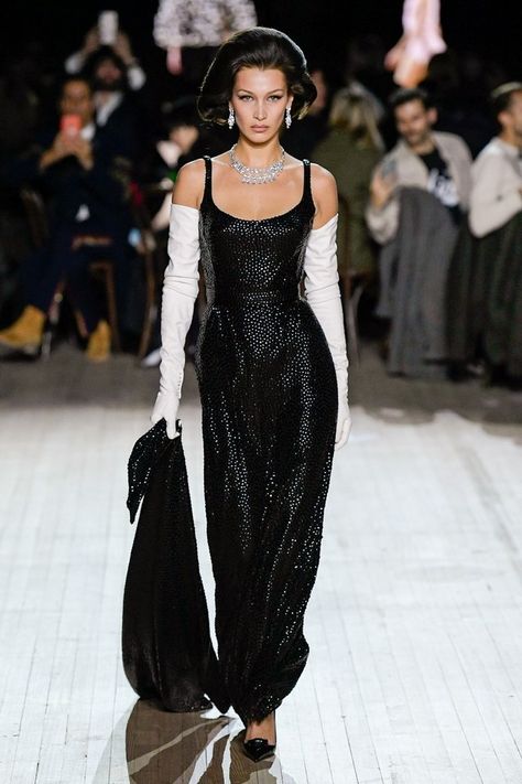 Marc Jacobs Herbst/Winter 2020-2021 Ready-to-Wear - Fashion Shows | Vogue Germany Stile Casual Chic, 90s Runway Fashion, Runway Fashion Couture, Runway Outfits, 2025 Fashion, Vogue Russia, Black Gown, Fashion Designs, Mode Inspo