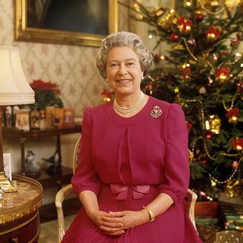 Queen Elizabeth Christmas, Queen Elizabeth Portrait, Camera Poses, Rainha Elizabeth Ii, Queen Style, Family Festival, Royal Christmas, Christmas Message, Elisabeth Ii