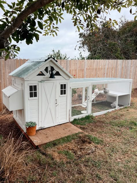 Chicken Coop In Backyard, Low Chicken Coop, Chicken Coop Ideas Playhouse, Chicken Coop From Dog House, How To Make A Small Chicken Coop, Residential Chicken Coop, Old Playhouse Chicken Coop, Mini Chicken Coop Ideas, Craftsman Chicken Coop