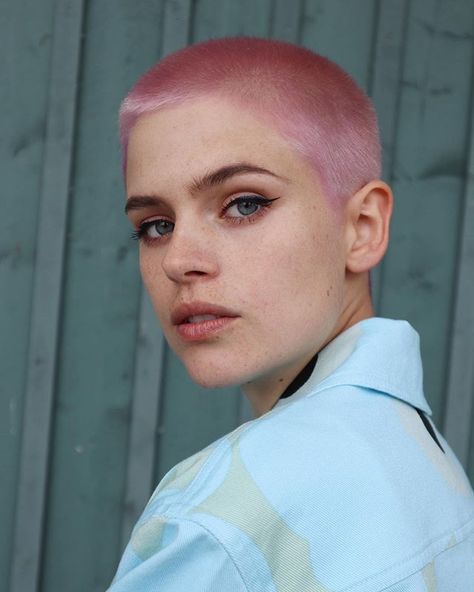 Pastel Pink Buzzcut, Cajsa Wessberg, Aquarius Style, Shaved Head Styles, Buzzed Hairstyles, Buzzed Hair Women, Short Platinum Blonde Hair, Buzz Cut Women, Shaved Hair Women