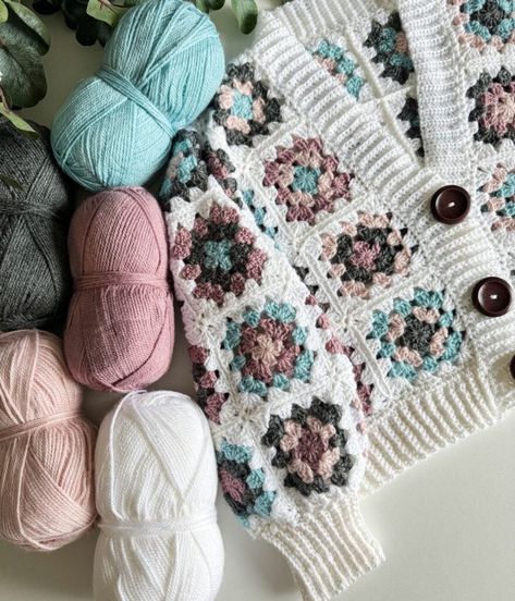 Granny Square Vest Haken, Granny Square Project, Crochet A Cardigan, Abstract Crochet, Easy Crochet Cardigan, Crocheted Sweaters, Granny Square Vest, Diy Crochet Cardigan, Crochet Cardigan Tutorial