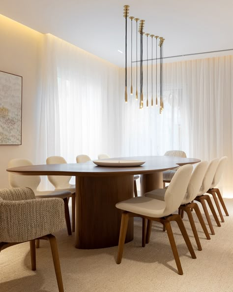 A mesa de jantar organica para 10 lugares traz um dinamismo especial para este espaço! A leveza dos pendentes acompanham as curvas da mesa! #vivianegobbatoarquitetura Foto: Monica Assan Home Design Decor, Design Decor, Dining Room, House Design, Green, Instagram, Design