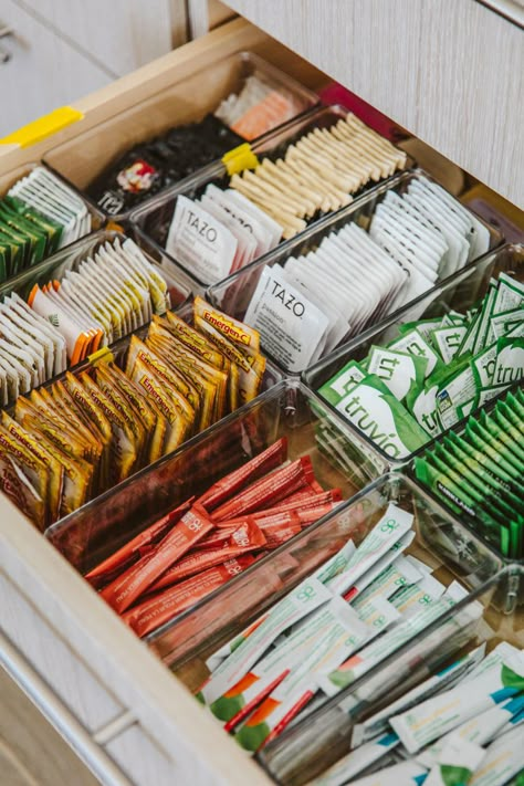 Do you have a messy tea drawer in your house? Well we have the perfect organization idea to keep it clutter free! Tea Drawer, Coffee Organization, Tea Organization, Bathroom Counter Decor, Silverware Organization, Tea Station, Coffee Bars In Kitchen, House Organisation, Coffee Bars