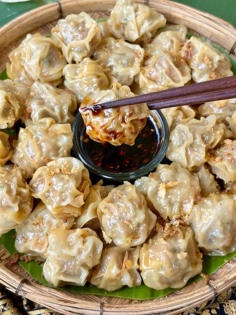 Quick and easy Thai dumplings recipe for making authentic kanom jeeb at home! Perfect for any occasion, complete with a homemade dipping sauce. Thai Dumplings, Thai Appetizer, Dumplings Recipe, European Recipes, Asian Foods, Dumpling Recipe, Asian Cooking, Asian Dishes, Thai Recipes