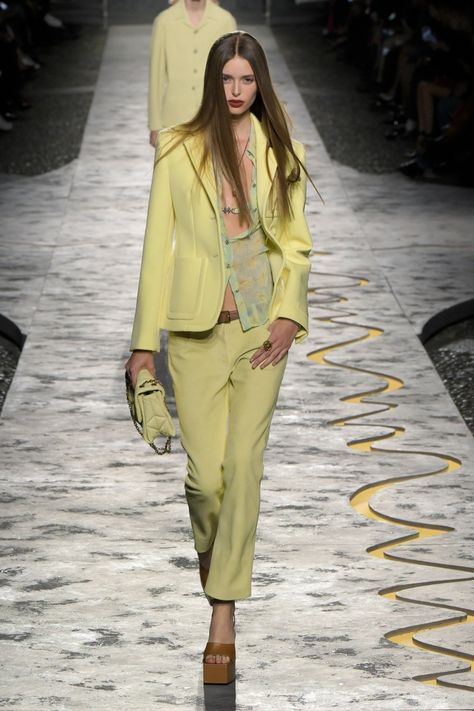 Spring 2025 Runway Trends, Fashion 2025, Passion Work, Valentino Runway, 2025 Spring, Versace Runway, High Fashion Runway, Versace Spring, Fashion Courses