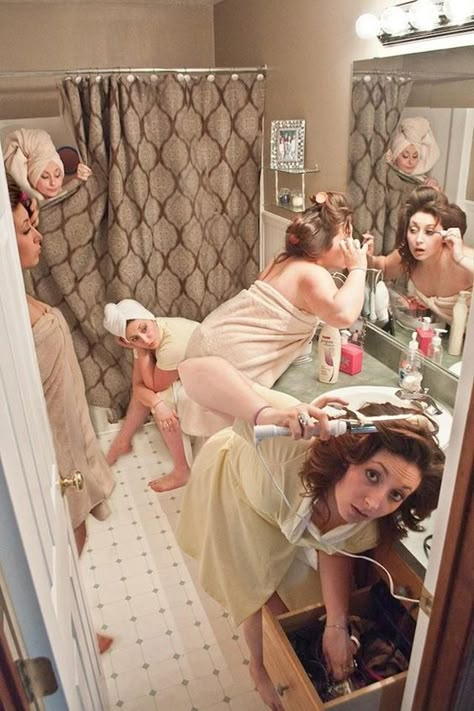 Wedding Photography Bridal Party, Funny Wedding Pictures, Bridesmaid Pictures, Funny Bride, Bridal Party Getting Ready, Funny Wedding Photos, Prom Girl Dresses, Getting Ready Wedding, Wedding Picture Poses