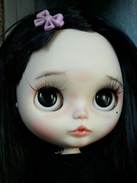 Straight Black Hair Blythe Doll, Blythe Dolls Black Hair No Bangs, Asian Blythe Doll, Bythle Dolls, Blythe Dolls Black Hair, Black Hair White Skin, Dark Brown Long Hair, Black Hair Bangs, Brown Eyes Black Hair