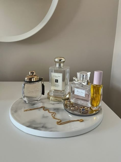 Tray For Bathroom, Perfume Stand, Perfume Display, Perfume Organization, Pinterest Room Decor, Apartment Decor Inspiration, Dresser Decor, Vanity Tray, Room Makeover Inspiration